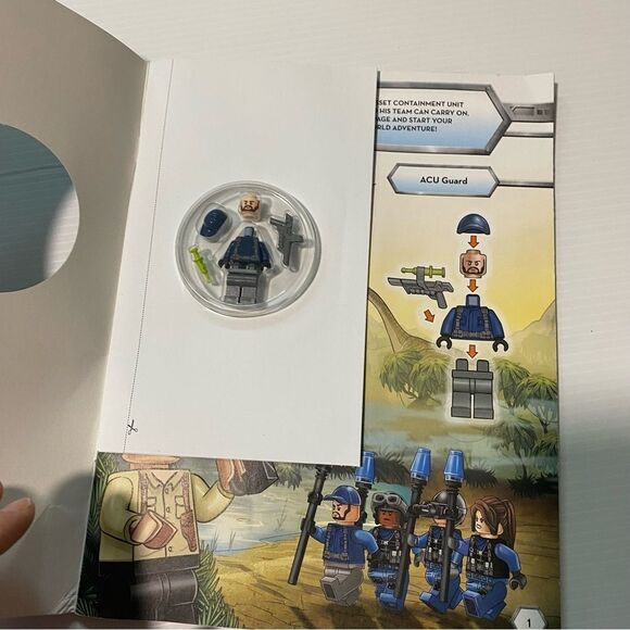 Lego Jurassic World dinosaur adventures book and minifigure - Picture 5 of 6